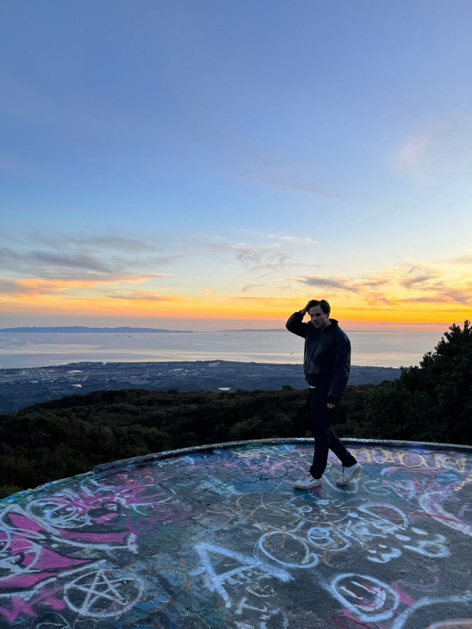 Experte für Gesundheit und CBD auf einem Bild im Sonnenuntergang